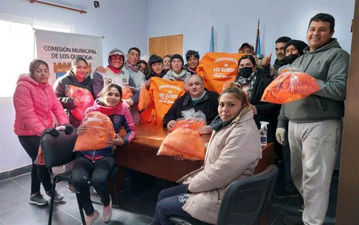 Entregan indumentaria a personal de la comuna de Los Quiroga
