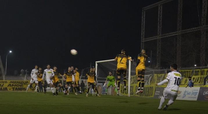 Mitre rescató un empate ante Santamarina