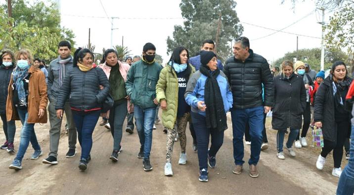 Anuncian el enripiado de calles y alumbrado para un barrio bandeño