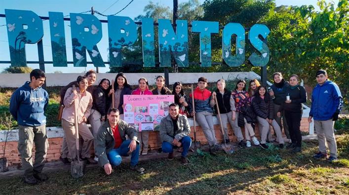 Estudiantes de Los Pirpintos plantaron árboles de especies nativas en espacios públicos