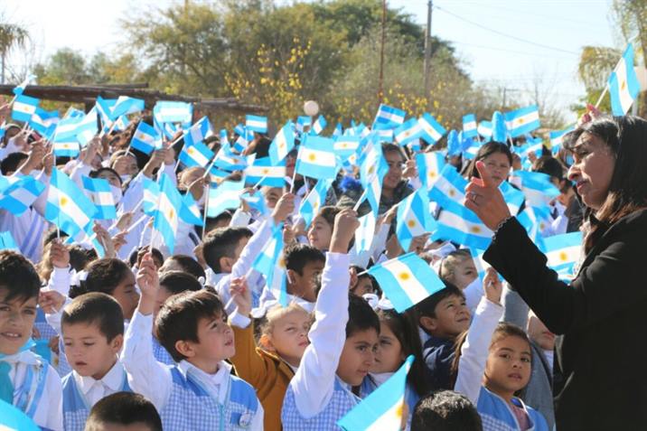 Multitudinario acto por el Día de la Bandera en Quimilí Multitudinario acto por el Día de la Bandera en Quimilí