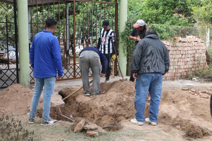 Quimilí comenzó la histórica conexión a la red de cloacas en los primeros domicilios