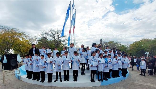 La plaza de Los Quiroga se vistió de celeste y blanco