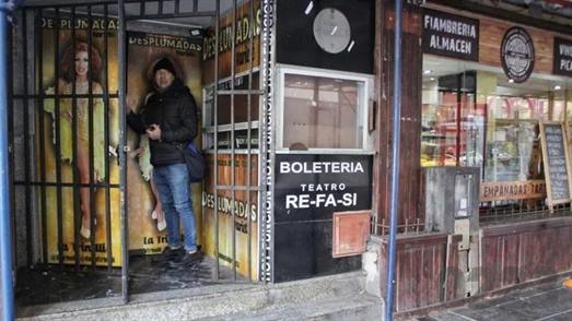 Robaron y destrozaron el teatro de un santiagueño en Mar del Plata