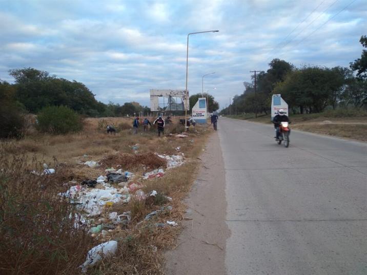 Realizan la limpieza y desmalezamiento en la banquina de la ruta de acceso a San Ramón