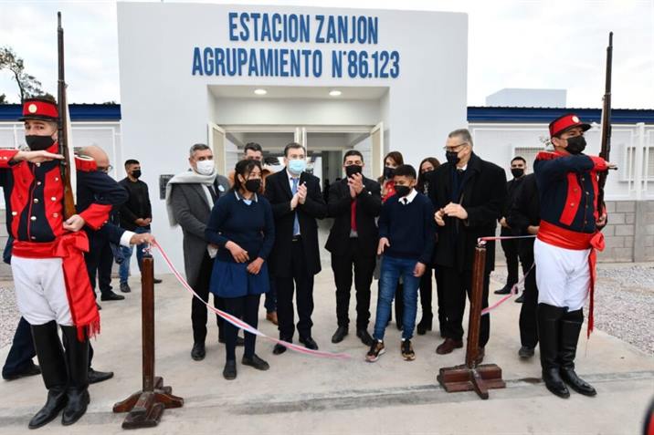 Inauguran obras en instituciones educativas de Estación Zanjón y entregan viviendas