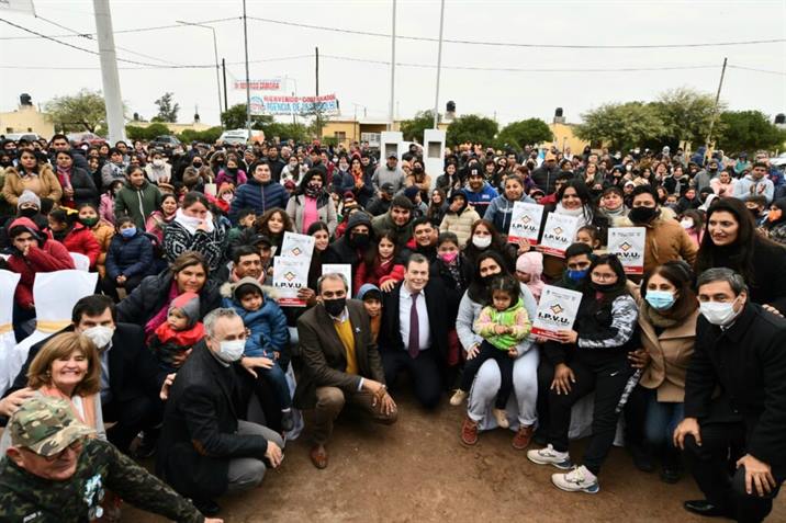 Más de 40 familias accedieron a su casa propia en Colonia El Simbolar Más de 40 familias accedieron a su casa propia en Colonia El Simbolar