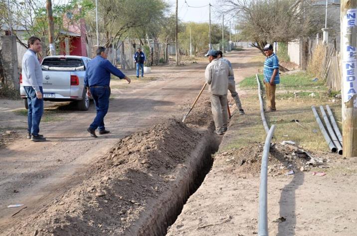 Instalan la red de agua potable en el barrio bandeño Los Álamos II