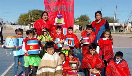 Jardineritos de Clodomira se anticiparon a la Marcha de los Bombos