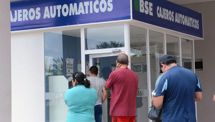 Santiago: Comienza el pago de medio a la administración pública provincial