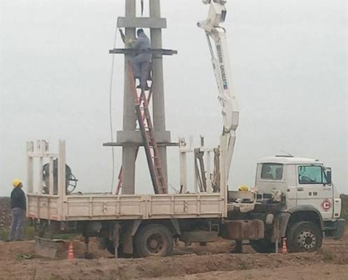 Amplían la red eléctrica y el enripiado de caminos para las familias de Pampa Muyoj