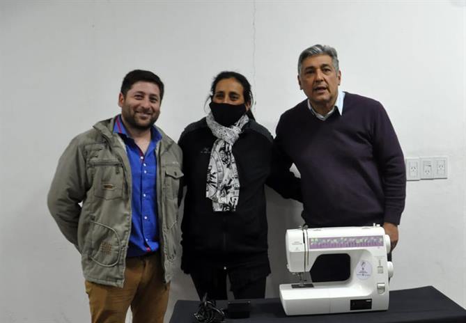 Una costurera bandeña recibió ayuda para su primer emprendimiento
