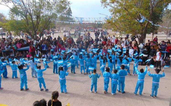 Gran desfile patrio unió a los vecinos de Campo Gallo