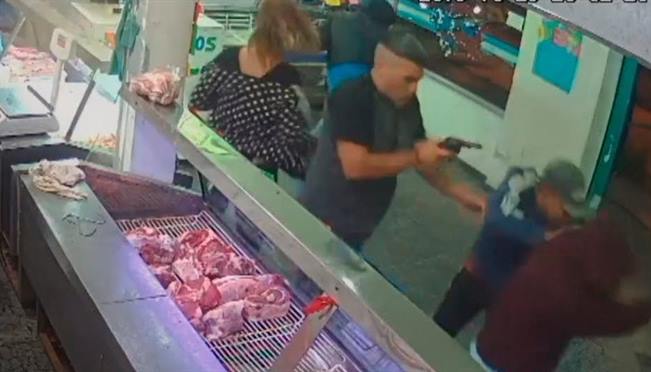 A punta de pistola: Roban una carnicería y se llevan 10 mil pesos en asado