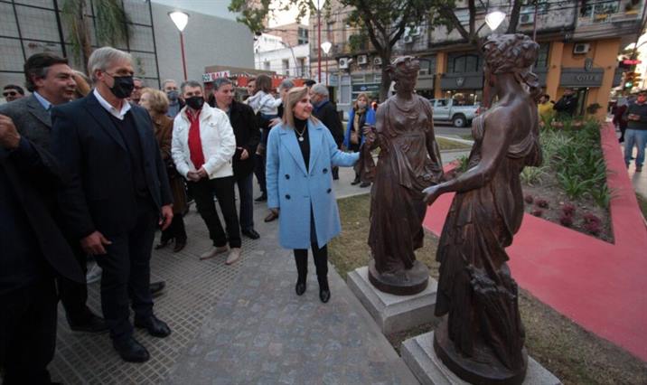 Habilitaron la renovada plazoleta de “Las Chismosas” en el centro de la Capital Habilitaron la renovada plazoleta de “Las Chismosas” en el centro de la Capital