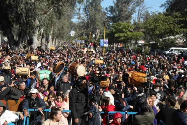 La Marcha de los Bombos unió a una multitud al ritmo de la música y danza La Marcha de los Bombos unió a una multitud al ritmo de la música y danza