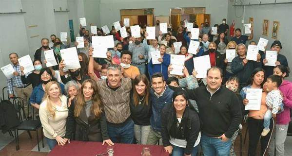 Entregan escrituras a 50 vecinos de dos barrios bandeños