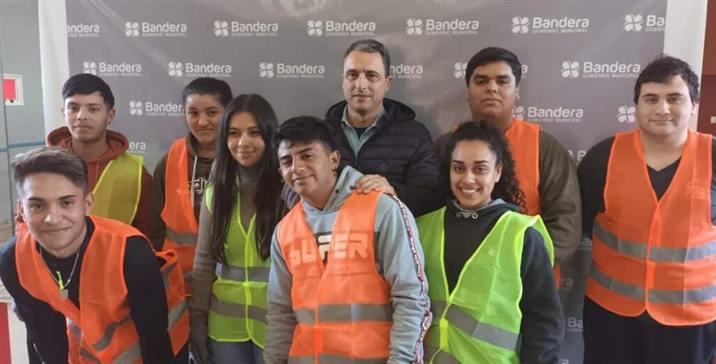 Estudiantes solventarán su viaje de egresados limpiando la ciudad