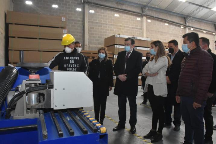 Una fábrica de muebles genera nuevos puestos de trabajo en Santiago Una fábrica de muebles genera nuevos puestos de trabajo en Santiago