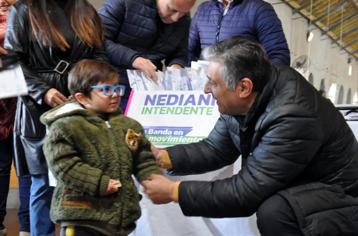 Más de 100 niños bandeños recibieron anteojos de receta gratuitos