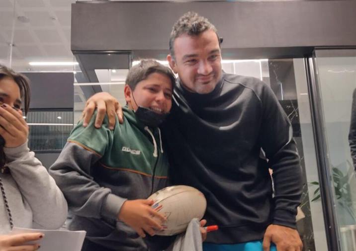 El conmovedor encuentro de un histórico “puma” con un changuito santiagueño
