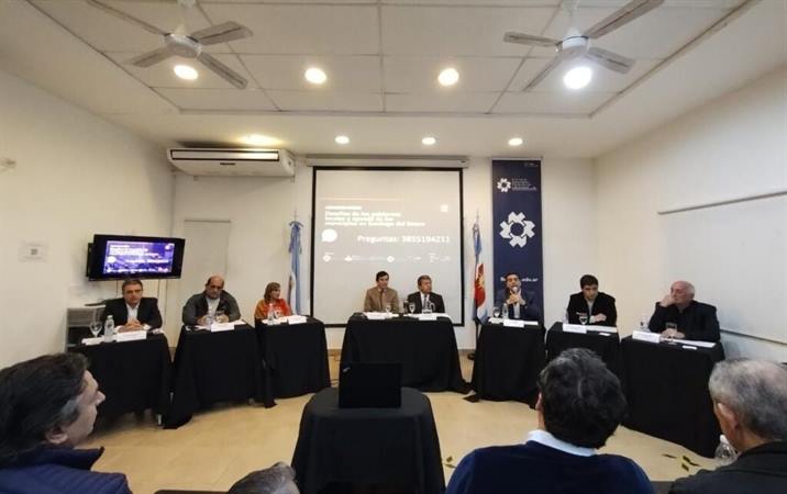 Intendentes expusieron en Humanidades sobre gobiernos locales y sus desafíos