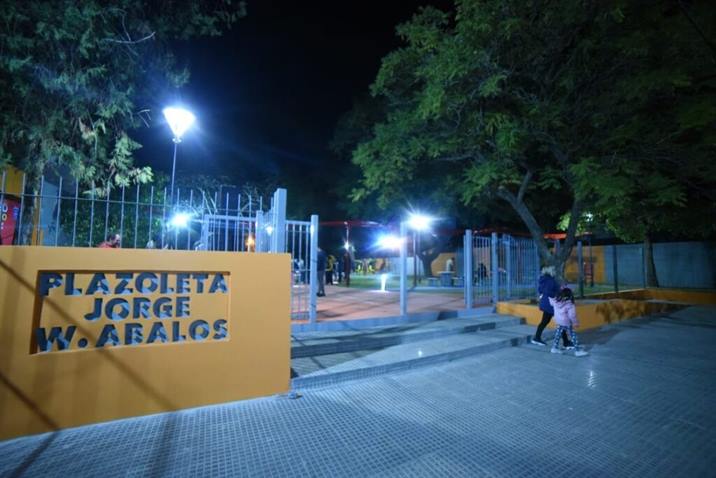 La plazoleta Jorge W. Ábalos suma un coqueto espacio verde al sur de la ciudad