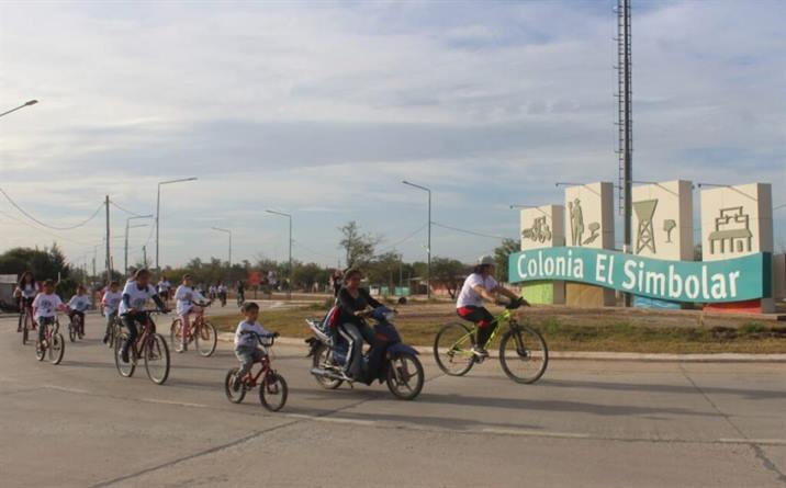 “Día del Amigo” en bicicleta por las calles del Colonia El Simbolar “Día del Amigo” en bicicleta por las calles del Colonia El Simbolar