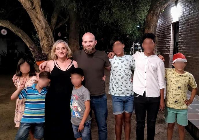 Una santiagueña conoció a su pareja en Tinder y juntos adoptaron cinco hermanos