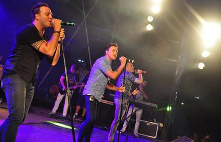 Fernández está de fiesta con Banda XXI, Huguito Flores y muchos más Fernández está de fiesta con Banda XXI, Huguito Flores y muchos más