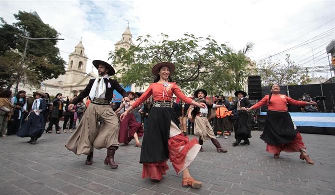 “Santiago Baila” reunió a cientos de personas en la plaza Libertad “Santiago Baila” reunió a cientos de personas en la plaza Libertad