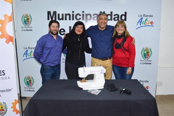 Entregan herramientas a una bandeña dedicada a la confección de productos de blanquería Entregan herramientas a una bandeña dedicada a la confección de productos de blanquería