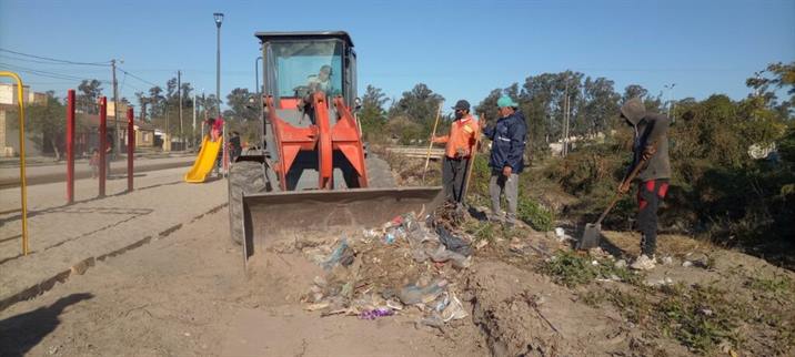 El área Servicios Públicos trabaja en la limpieza de diversos barrios de La Banda