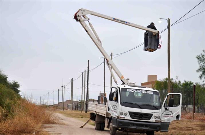 Instalan tendido eléctrico en el barrio Las Mercedes
