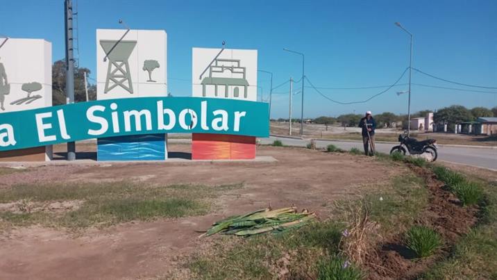 Municipales acondicionan la rotonda de acceso de Colonia El Simbolar