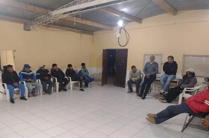 Instituciones deportivas de Col. El Simbolar reciben ayuda económica