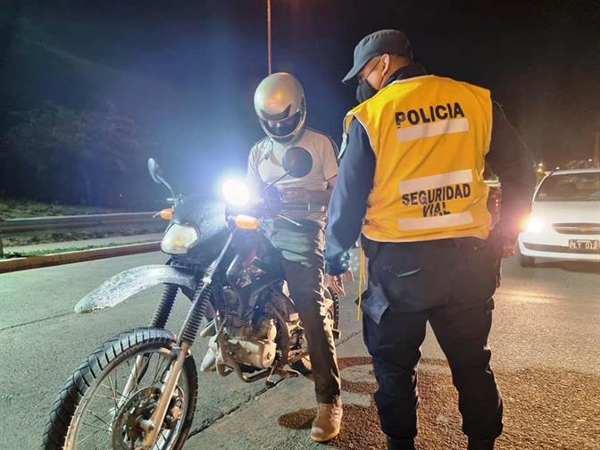 Capacitan a policías santiagueños sobre de maneras de actuar en un control de tránsito