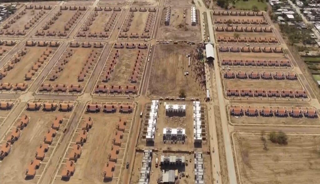 Entregan 807 casas en 4 ciudades santiagueñas y firman convenio por otras 1.064