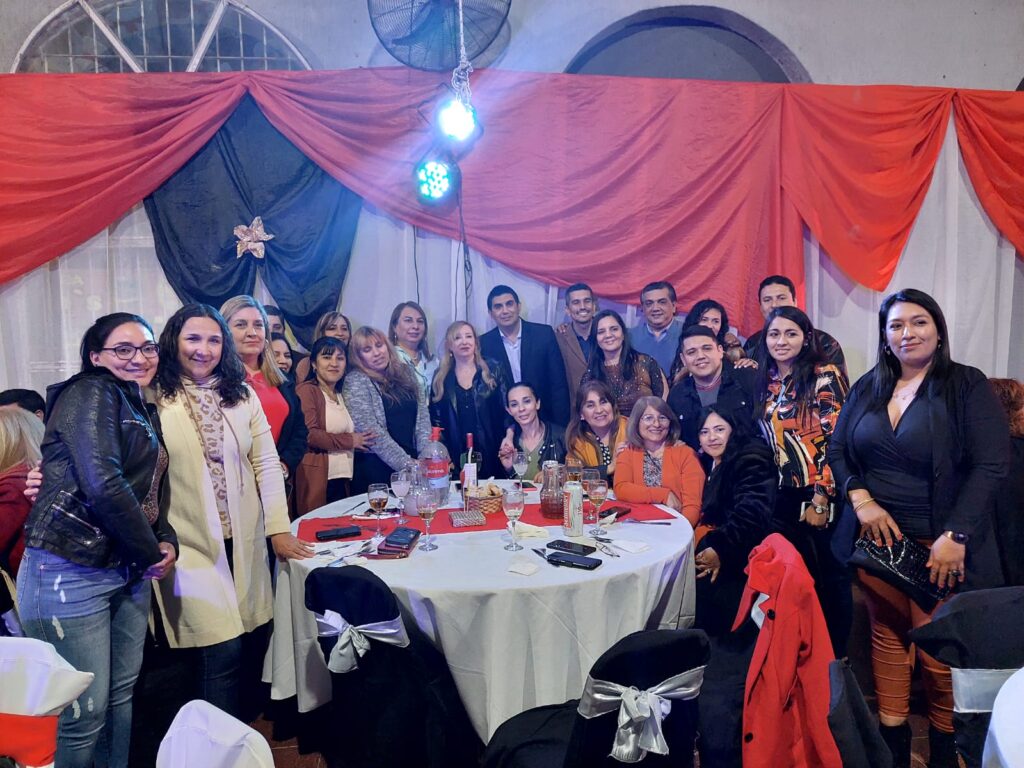 Agasajan a docentes municipales bandeños con una cena show