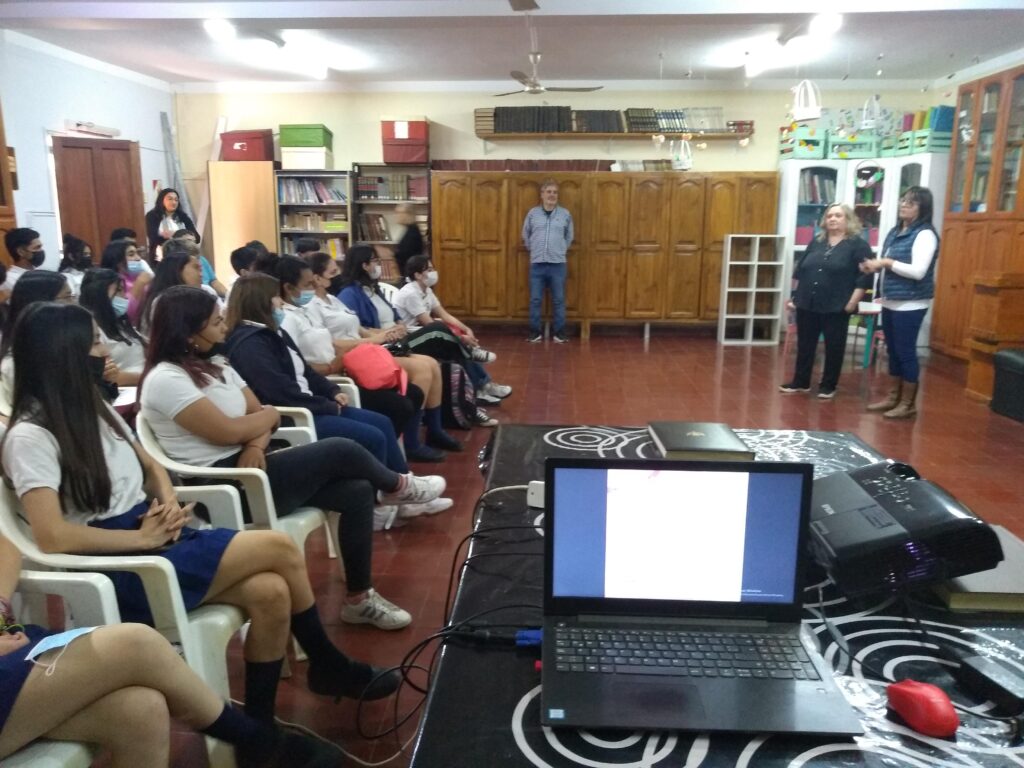 Motivan a jóvenes a leer, debatir y producir en el aula