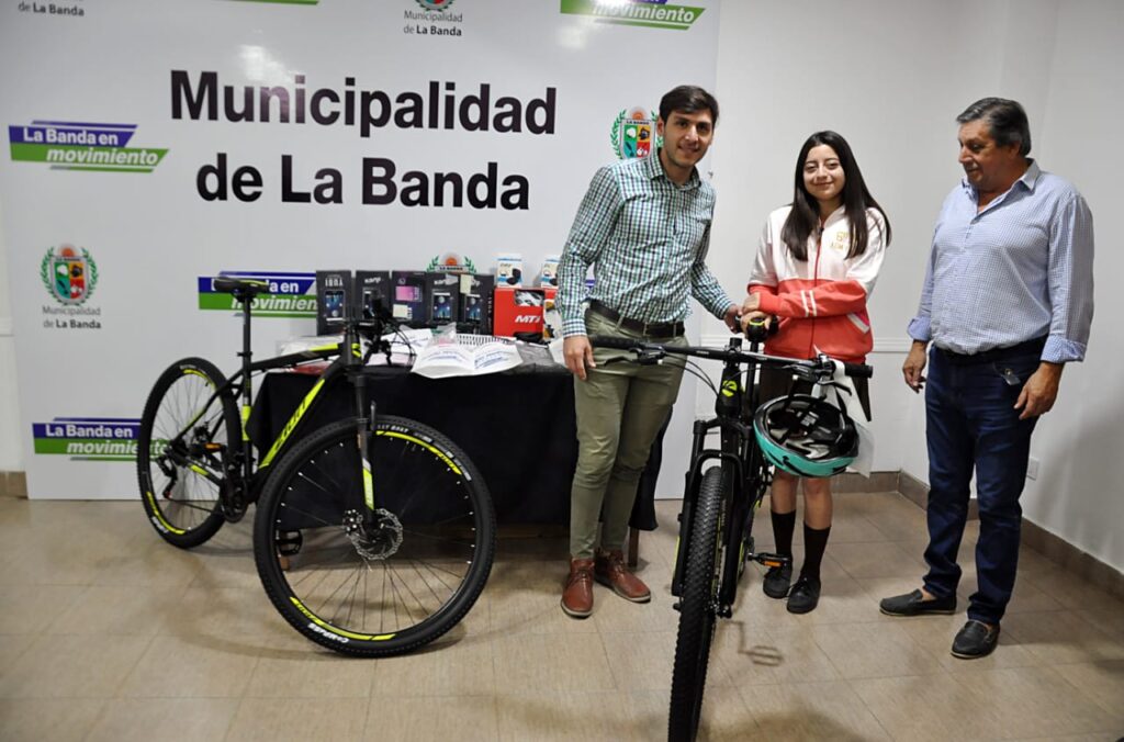 Jóvenes bandeños recibieron merecidos premios