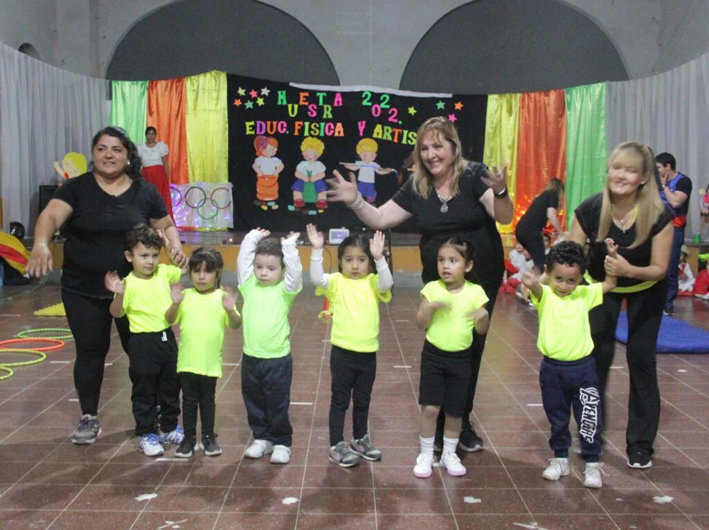Colorida muestra de educación física en el barrio Central Argentino