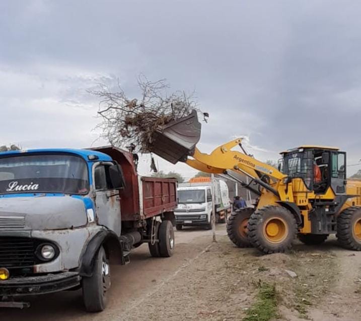 Tres obradores intervinieron en un operativo de limpieza en el barrio Río Dulce