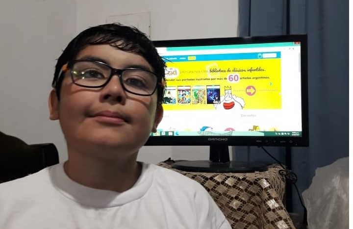 Valentino tiene 13 años y es el niño más lector de Santiago