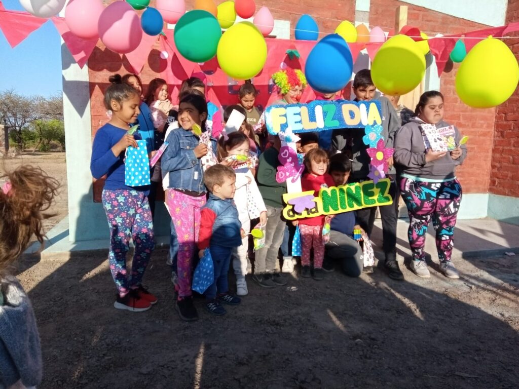 Municipales llevaron juegos, regalos y dulces a niños y niñas de parajes de Robles Municipales llevaron juegos, regalos y dulces a niños y niñas de parajes de Robles