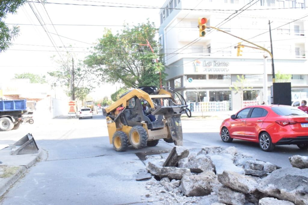 Ejecutan tareas de bacheo y limpieza de desagües en barrios capitalinos