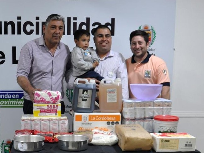 Los creadores del “Alfajor Bandeño” recibieron insumos para desarrollar su emprendimiento