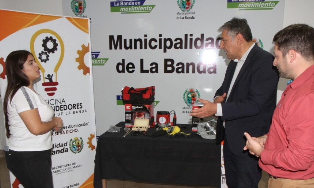 Entregan herramientas a una carpintería artesanal del barrio Bajo Vértiz