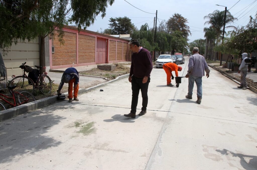 Ejecutan obras de iluminación y pavimento en calles de La Banda