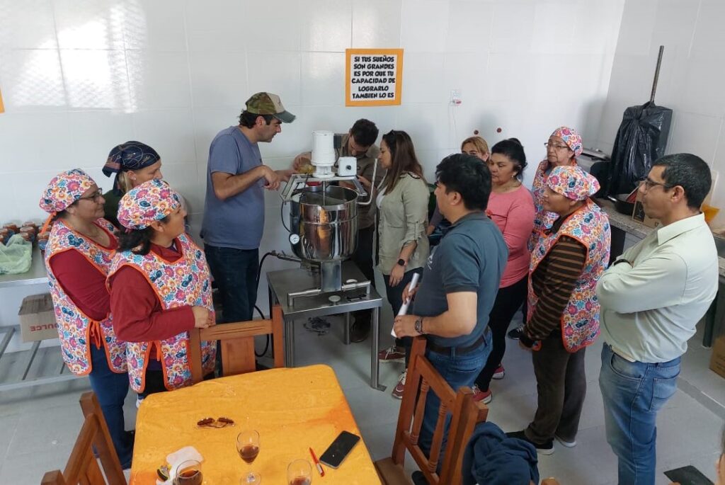 Mujeres de La Cañada se preparan para producir conservas saludables